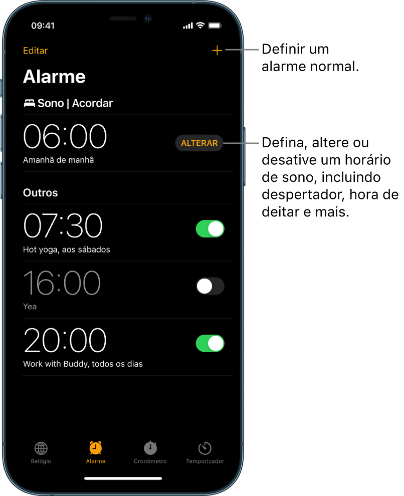 O separador Alarme com quatro alarmes definidos para várias horas. O botão para definir um alarme normal no canto superior direito e o alarme do despertador com o botão para alterar o horário de sono na aplicação Saúde.