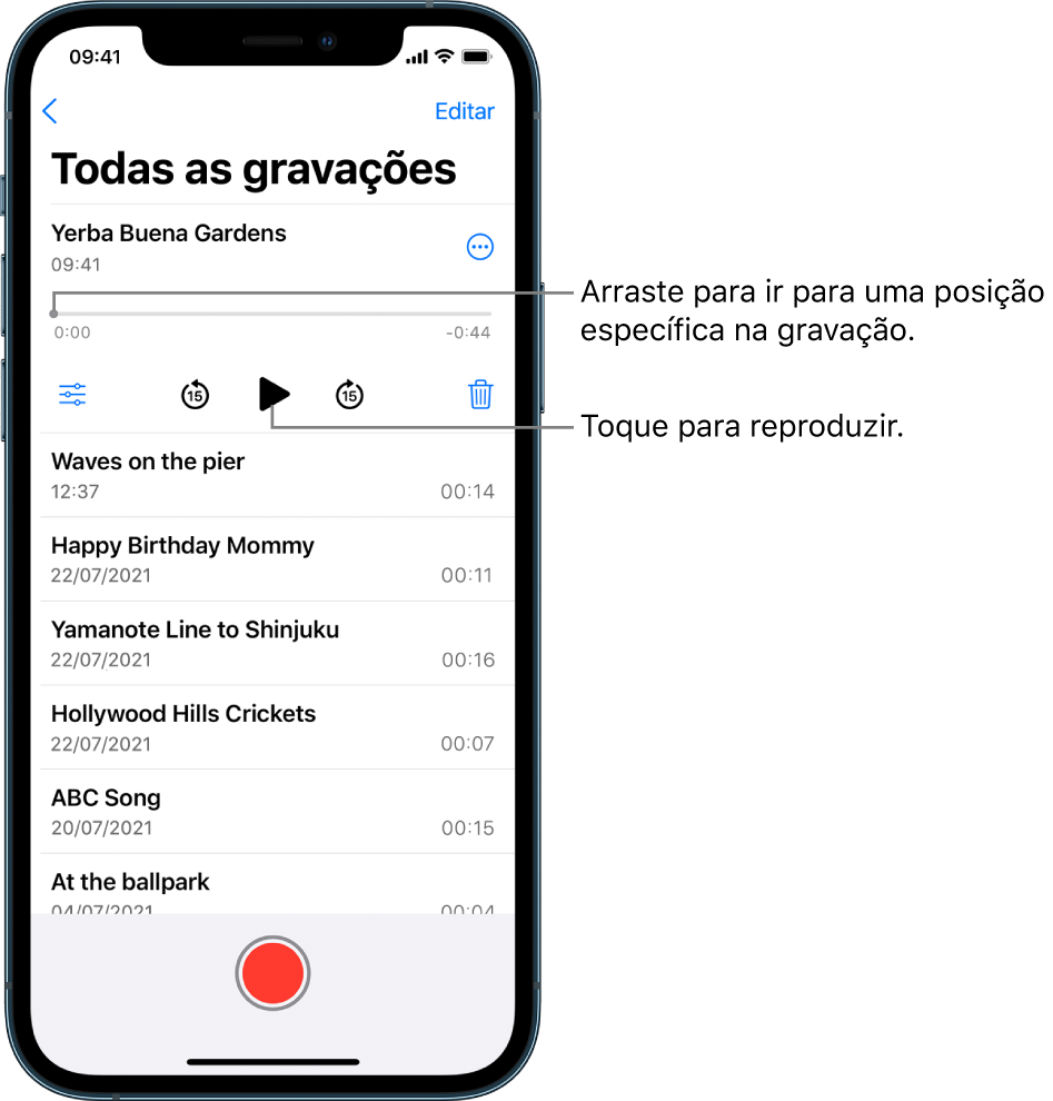 O ecrã da lista da aplicação Dictafone com uma gravação selecionada na parte superior. O cronograma de gravação tem um cursor de reprodução, que pode arrastar para ir para um local específico da gravação. Há tempos de início e fim em cada um dos lados do cronograma. Por cima do cronograma está o botão “Mais ações”, no qual pode tocar para copiar, partilhar, editar ou duplicar uma gravação, etc. Por baixo do cronograma está o botão Definições de reprodução (que pode utilizar para definir opções de reprodução), o botão de recuar 15 segundos, o botão de reproduzir, o botão de avançar 15 segundos e o botão de apagar. Por baixo destes controlos está uma lista de gravações que podem ser abertas com um toque.