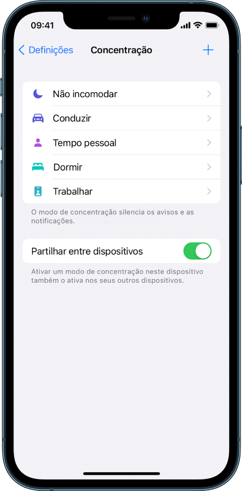 Um ecrã mostra as cinco opções de modo de concentração fornecidas: Não incomodar, Conduzir, Pessoal, Dormir e Trabalhar. O botão “Partilhar entre dispositivos” permite usar o mesmo modo de concentração em todos os seus dispositivos Apple onde iniciou sessão com o mesmo ID Apple.