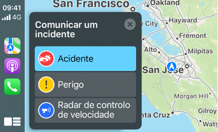 CarPlay com ícones das aplicações Mapas, Podcasts e Telefone à esquerda e uma mapa da zona atual à direita, com as opções para comunicar um acidente, um perigo na estrada ou um radar de controlo de velocidade.