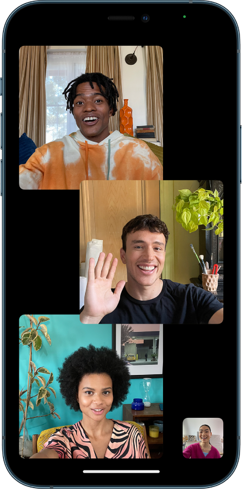 Uma chamada FaceTime de grupo, com quatro participantes, incluindo o criador da chamada. Cada participante é apresentado num mosaico diferente.