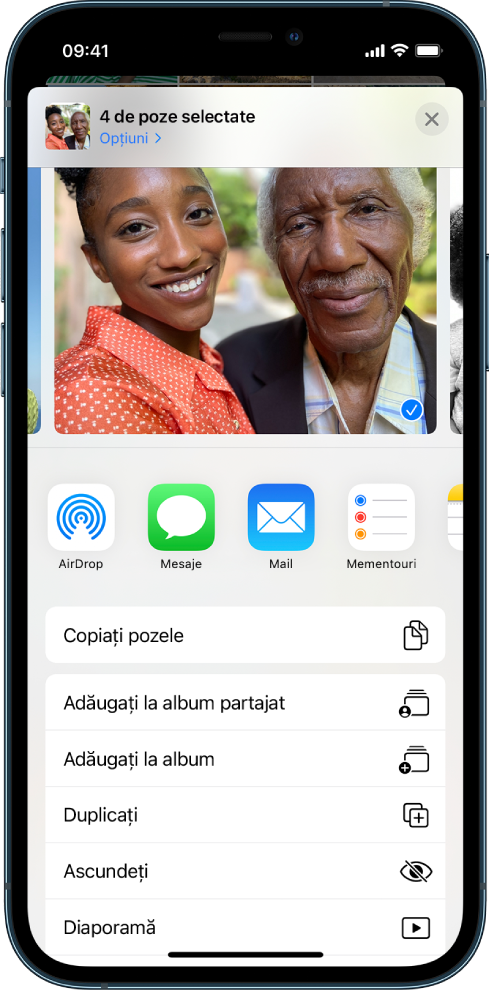 Ecranul de partajare Poze. Poza selectată se află în partea de sus a ecranului. Sub poză sunt opțiunile de partajare. Sub opțiunile de partajare se află o listă de acțiuni, de sus în jos: Copiați pozele, Adăugați la album partajat, Adăugați la album, Duplicați, Ascundeți și Diaporamă.