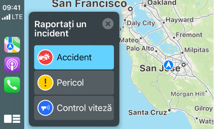 CarPlay afișând pictogramele pentru Hărți, Podcasturi și Telefon în stânga și o hartă a zonei curente în dreapta raportând un accident de trafic, un pericol sau un control de viteză.