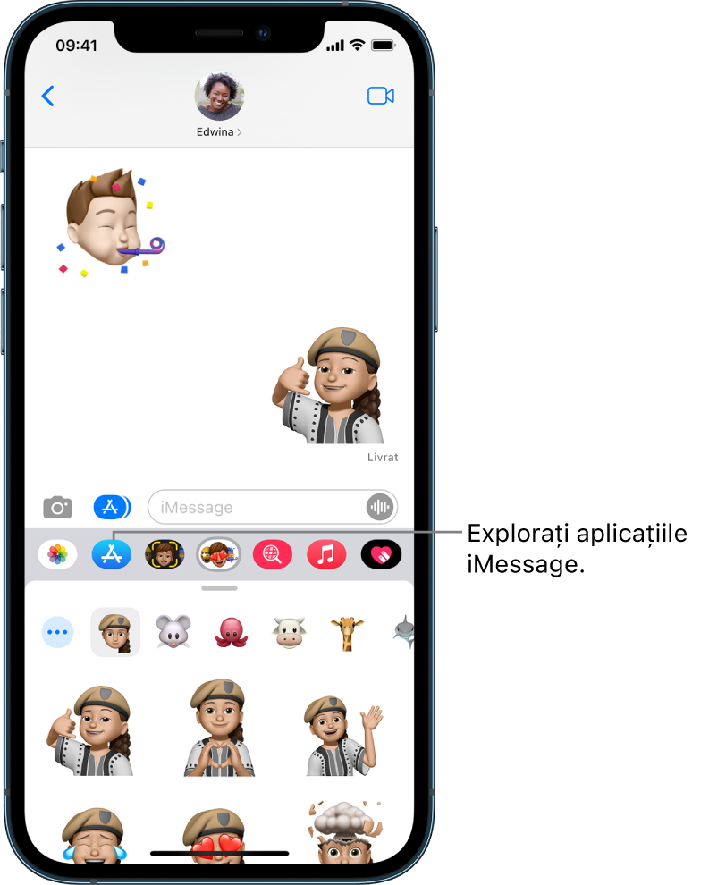 O conversație Mesaje, având selectat butonul Browser de aplicații iMessage. Panoul de aplicații deschise afișează abțibilduri cu fețe zâmbitoare.