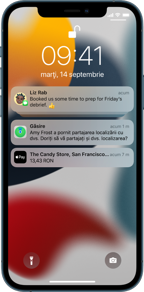 Un grup de notificări și două notificări individuale pe ecranul de blocare: trei notificări Mesaje, o notificare Găsire și o notificare Apple Pay.