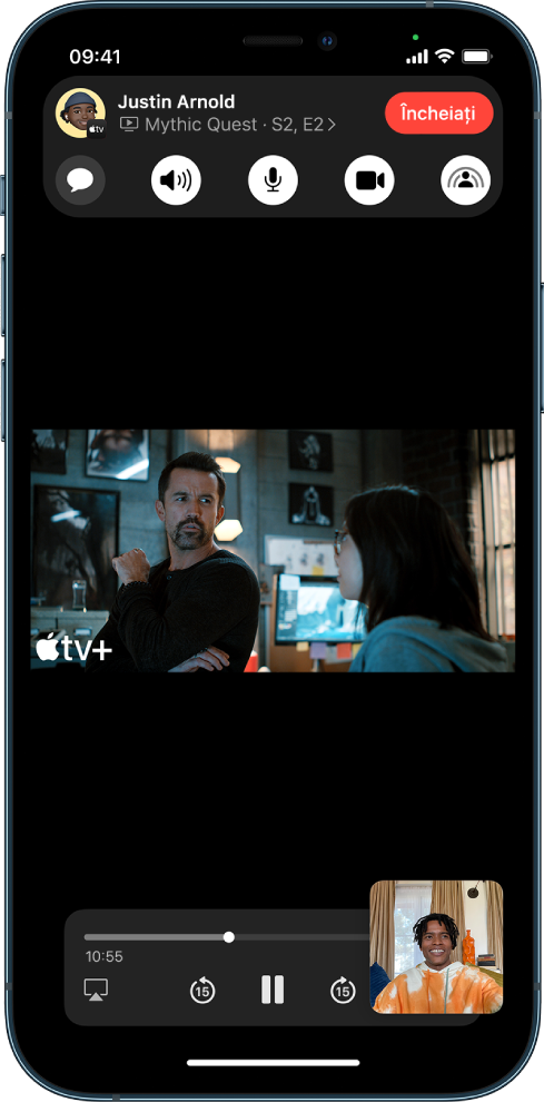 Un apel FaceTime, prezentând un conținut video Apple TV+ partajat în cadrul apelului. Comenzile FaceTime sunt afișate în partea de sus a ecranului, conținutul video este redat imediat sub comenzi, iar comenzile de redare se află în partea de jos a ecranului.