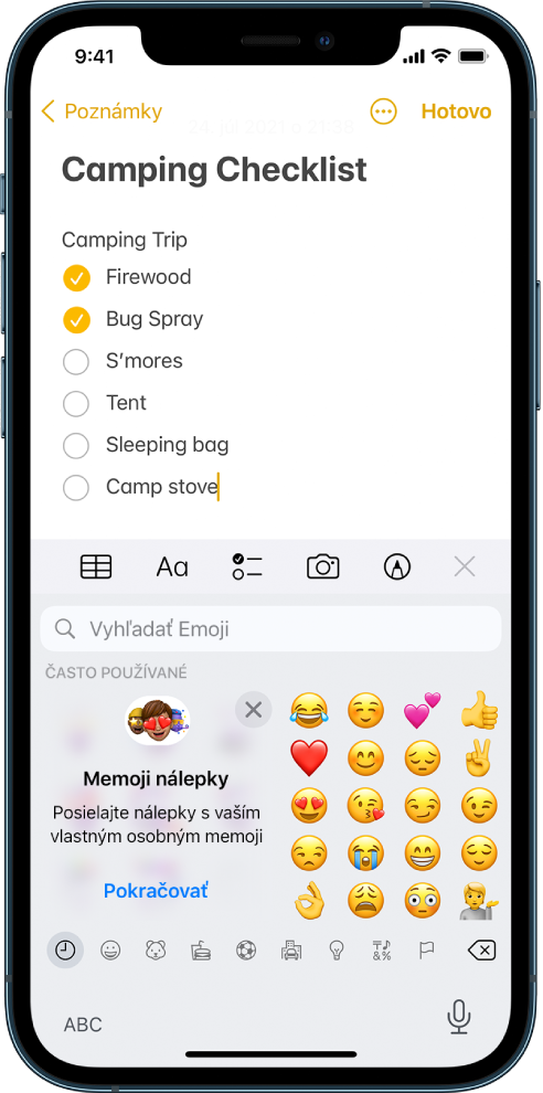 Poznámka upravovaná v apke Poznámky s otvorenou klávesnicou emoji a poľom Hľadať emoji v hornej časti obrazovky.