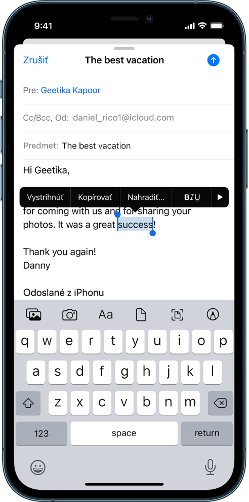 Vzorová emailová správa s označenou časťou textu. Nad výberom sa nachádzajú tlačidlá Vystrihnúť, Kopírovať, Vložiť a Nahradiť. Označený text je zvýraznený a na oboch jeho koncoch sa zobrazujú úchyty.