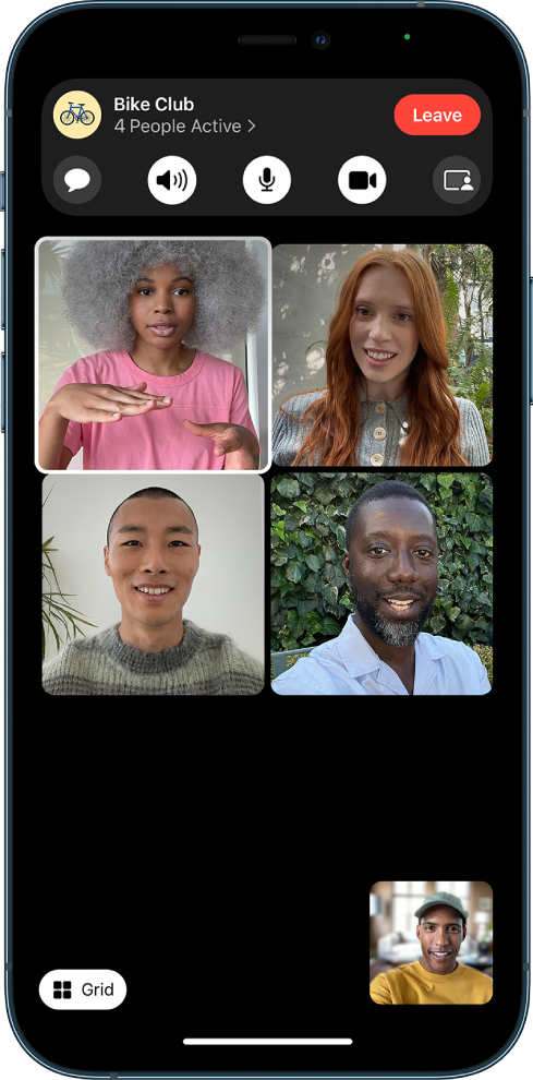 Klic Group FaceTime, ki prikazuje udeležence v postavitvi mreže, pri čemer je poudarjena slika govornika.