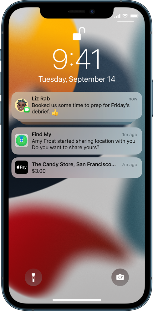 Një grup njoftimesh dhe dy njoftime individuale në Lock Screen: tre njoftime të Messages, një njoftim i Find My dhe një njoftim i Apple Pay.
