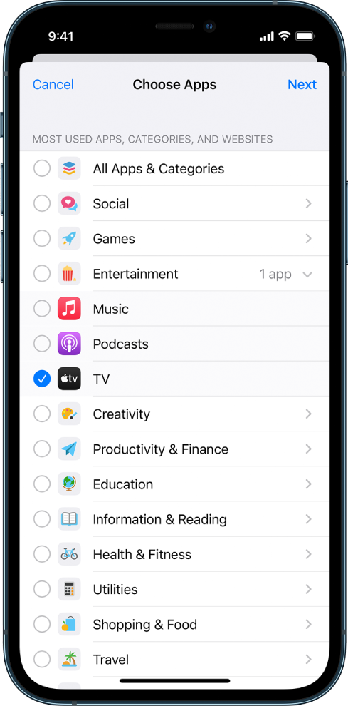 Ekrani Choose Apps te Settings > ScreenTime. Ekrani është i mbushur me aplikacionet, kategoritë dhe sajtet e uebit më të përdorura që mund të zgjidhen. Butoni Cancel shfaqet në këndin lart majtas dhe butoni Next ndodhet në këndin lart djathtas.