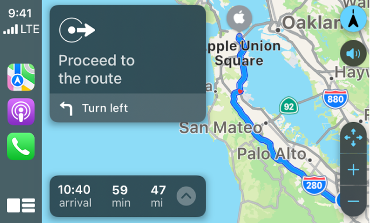 CarPlay që tregon ikonat për Maps, Podcasts dhe Phone në të majtë, hartën e një itinerari me makinë në të djathtë mer kontrollet e zmadhimit, udhëzimet e kthesave dhe informacionet për kohën e përllogaritur të mbërritjes.