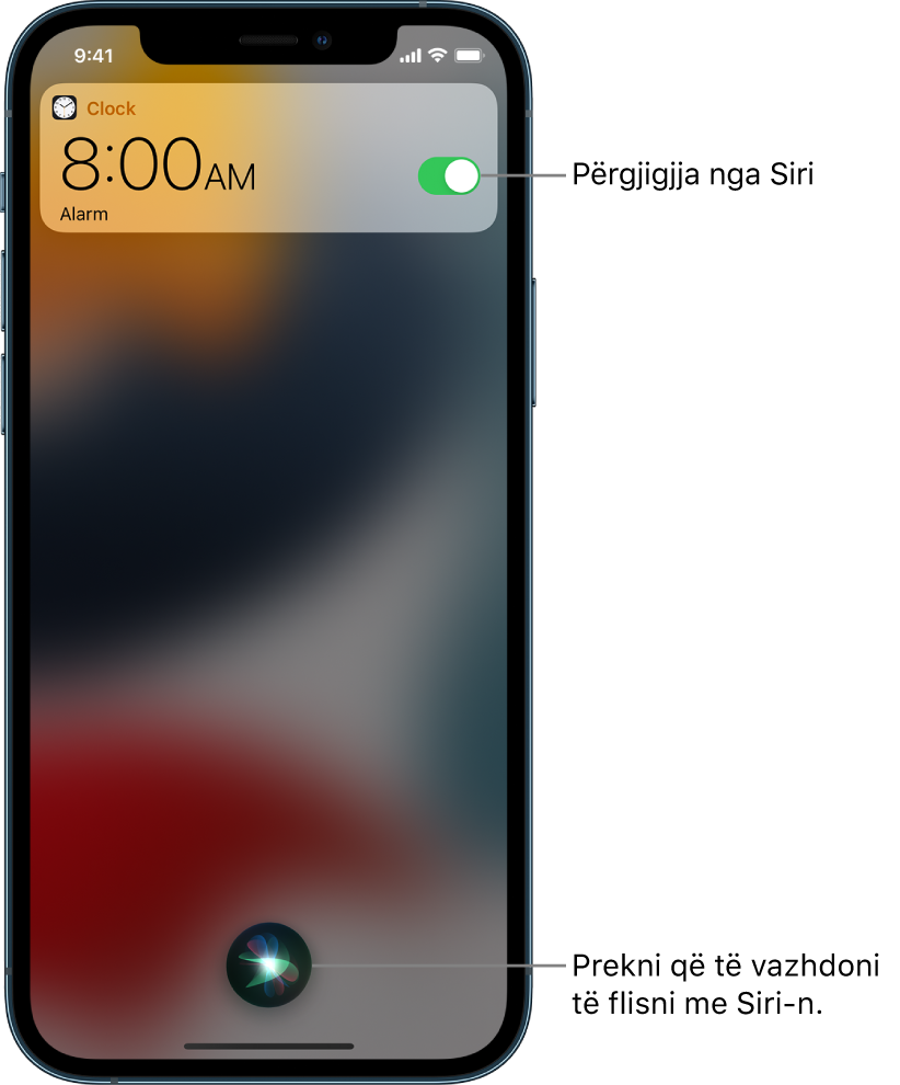 Siri në ekranin Lock Screen. Një njoftim nga aplikacioni Clock tregon se një alarm është aktivizuar për në 8:00 të mëngjesit. Një buton në qendër poshtë të ekranit përdoret për të vazhduar të folurin me Sirin.