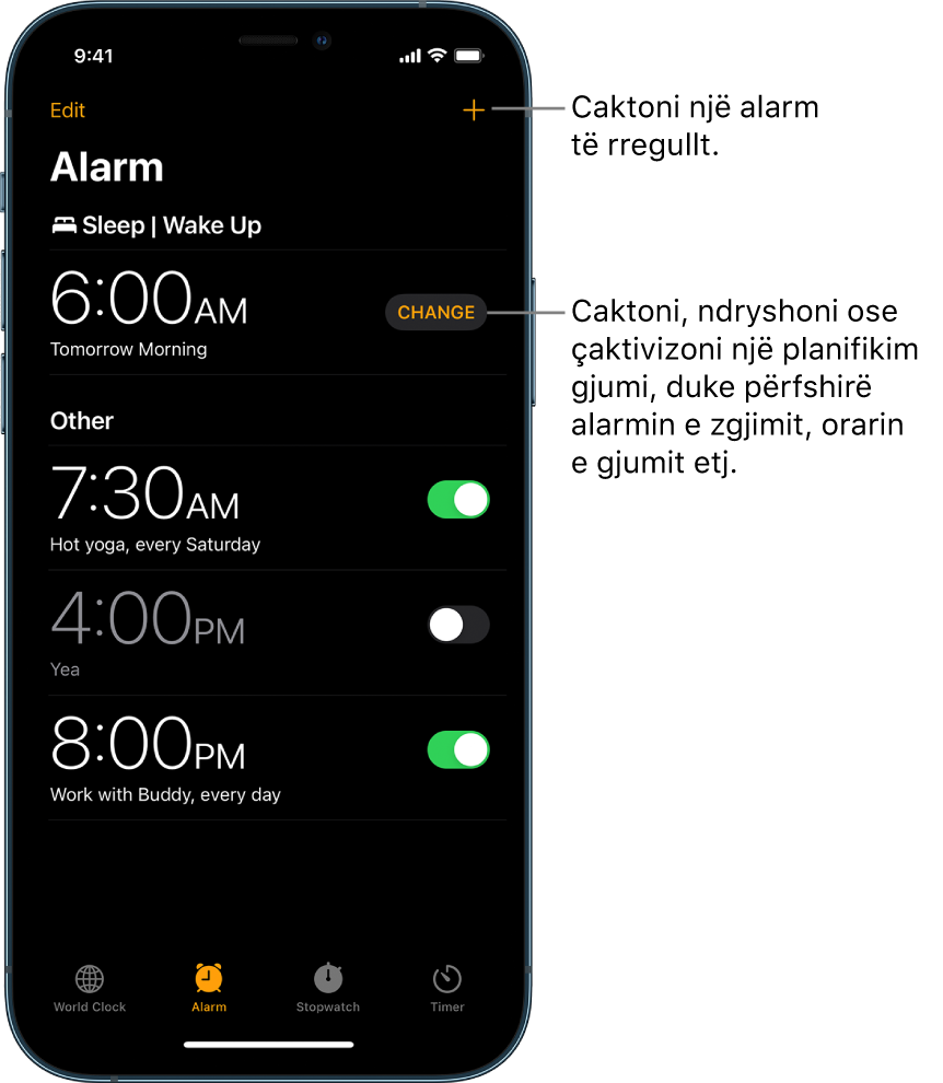 Skeda Alarm, ku shfaqen katër alarme të caktuara për orare të ndryshme, butoni për caktimin e një alarmi të zakonshëm në krye djathtas dhe alarmi Wake Up me një buton për ndryshimin e planifikimit të gjumit tek aplikacioni Health.