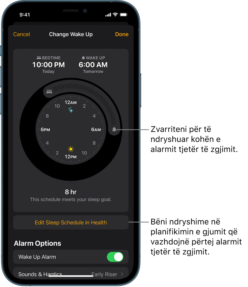 Një ekran për ndryshimin e alarmit të zgjimit për të nesërmen, me butonat që mund të zvarriten për të ndryshuar orarin e gjumit dhe orarin e zgjimit, një buton për ndryshimin e planifikimit të gjumit tek aplikacioni Health dhe një buton për aktivizimin ose çaktivizimin e alarmit Wake Up.