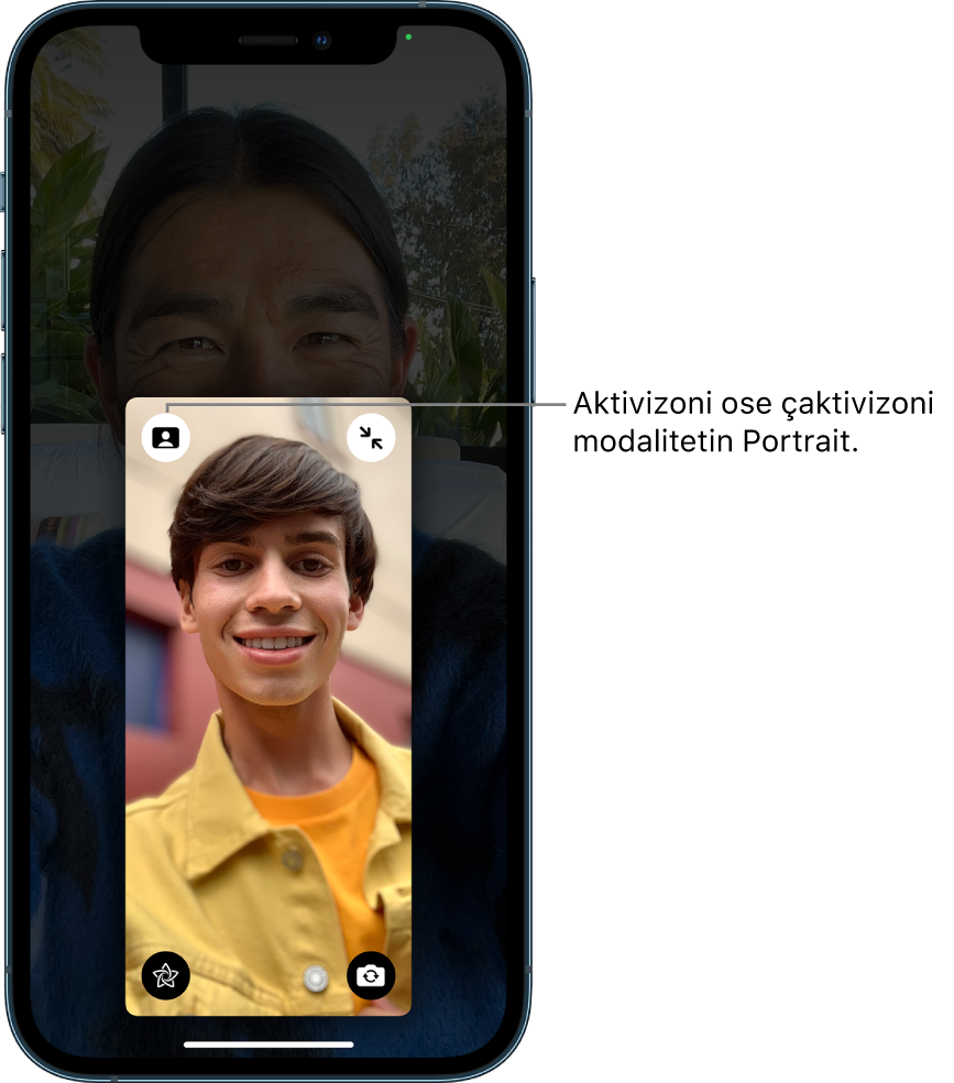 Një telefonatë e FaceTime me pllakëzën e telefonuesit të zmadhuar, që shfaq një buton në këndin lart majtas të pllakëzës për aktivizimin ose çaktivizimin e modalitetit Portrait.