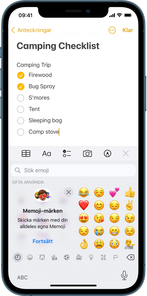 En anteckning i appen Anteckningar redigeras. Emoji-tangentbordet är öppet och ovanför tangentbordet finns sökfältet för emojier.