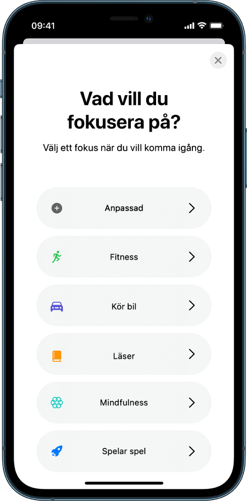 Inställningsskärmen för Fokus med följande fokusalternativ, uppifrån och ned: Anpassat, Kör bil, Fitness, Spelar spel, Mindfulness och Läser.