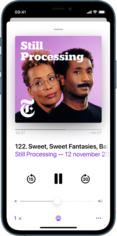 Uppspelningsreglagen på skärmen Spelas nu. Under podcastens bildmaterial drar du positionsreglaget för att spola tillbaka eller framåt. Under avsnittstiteln finns knappar för att spola tillbaka, spela upp eller pausa och spola framåt. Under dessa finns volymreglaget. I det nedre vänstra hörnet finns reglaget för att justera uppspelningshastigheten. I det nedre högra hörnet finns merknappen.