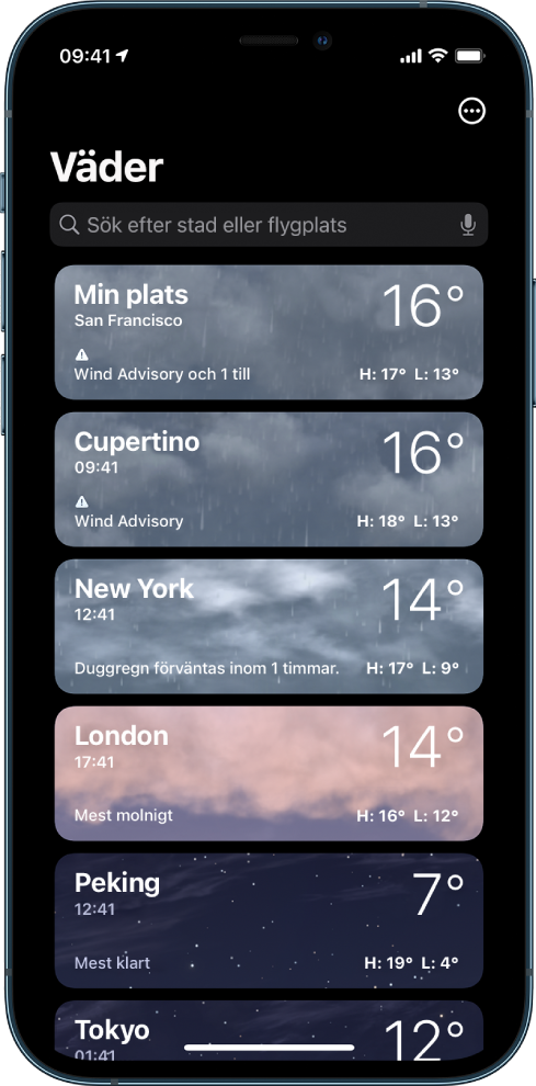 En lista över städer med tid, aktuell temperatur, väderprognos och högsta och lägsta temperatur för varje stad. Överst på skärmen finns sökfältet och i det övre högra hörnet finns merknappen.