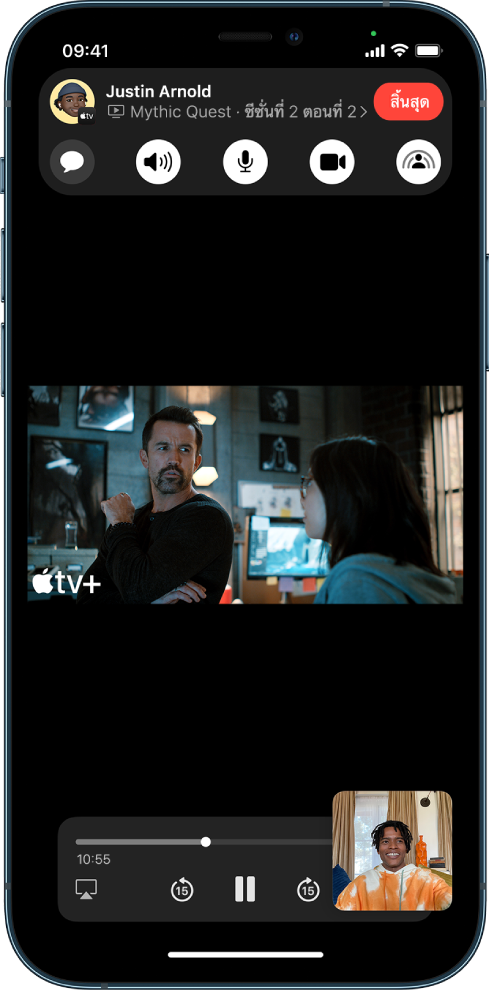 การโทร FaceTime ที่แสดงเนื้อหาวิดีโอ Apple TV+ ซึ่งถูกแชร์อยู่ในการโทร ตัวควบคุม FaceTime แสดงอยู่ที่ด้านบนสุดของหน้าจอ วิดีโอเล่นอยู่ด้านล่างตัวควบคุม และตัวควบคุมการเล่นอยู่ที่ด้านล่างสุดของหน้าจอ