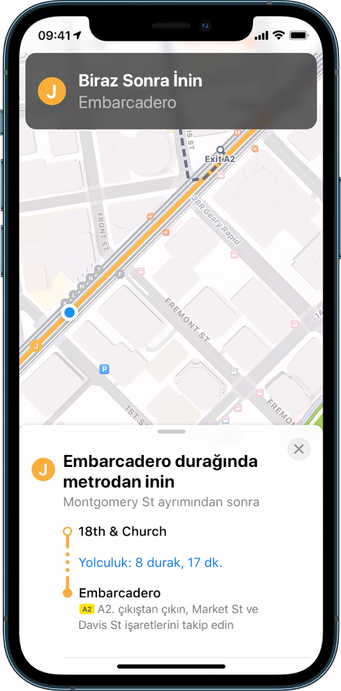 Toplu taşıma için yol tarifini ve yakında inilecek bildirimini gösteren bir harita.