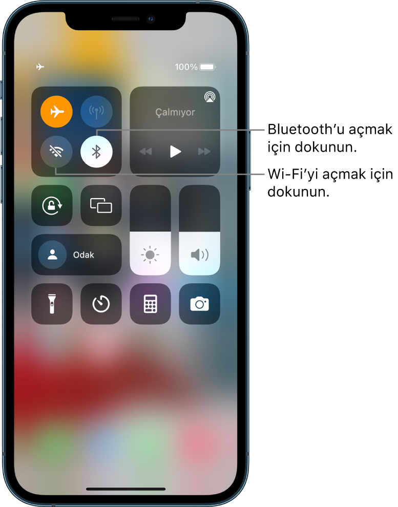 Uçak modu açık olan Denetim Merkezi. Wi-Fi’yi ve Bluetooth’u açma düğmeleri Denetim Merkezi’nin sol üst köşesinde.