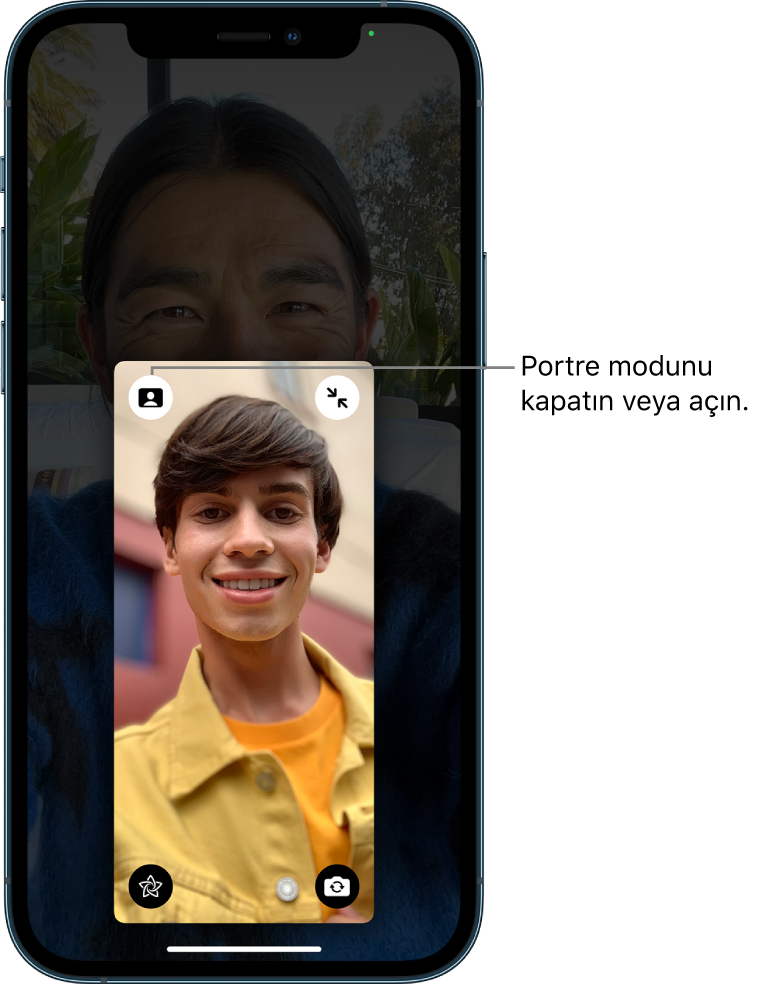 Arayan kişinin karesinin büyütülmüş olarak bulunduğu bir FaceTime araması, karenin sol üst köşesinde Portre modunu kapatıp açma düğmesi gösteriliyor.