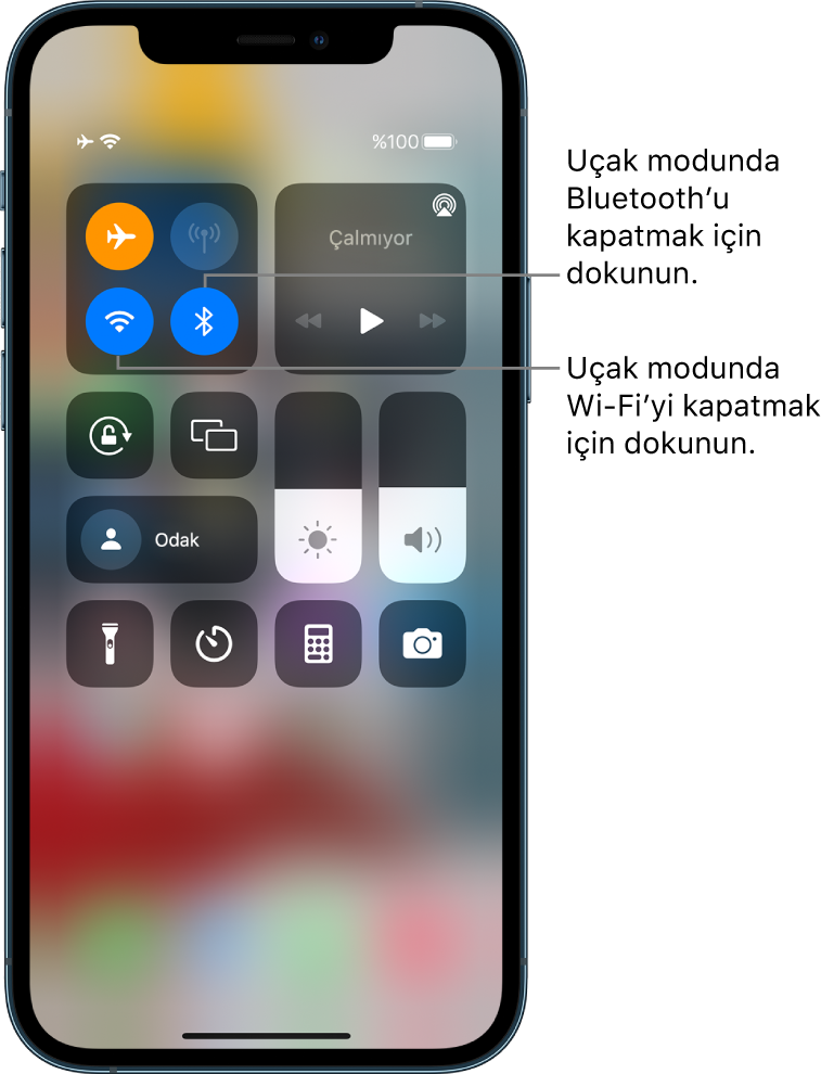 Uçak modu açık olan Denetim Merkezi. Sol üstteki denetim grubunda Wi-Fi düğmesi (sol altta) ve Bluetooth düğmesi (sağ altta) var.