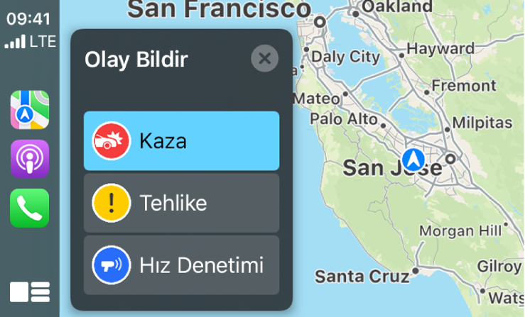 Sol tarafta Harita, Podcast’ler ve Telefon simgelerinin ve sağ tarafta Trafik Kazası, Tehlike veya Hız Denetimi olduğu bildirilen, bulunduğunuz alanın haritasının gösterildiği CarPlay.