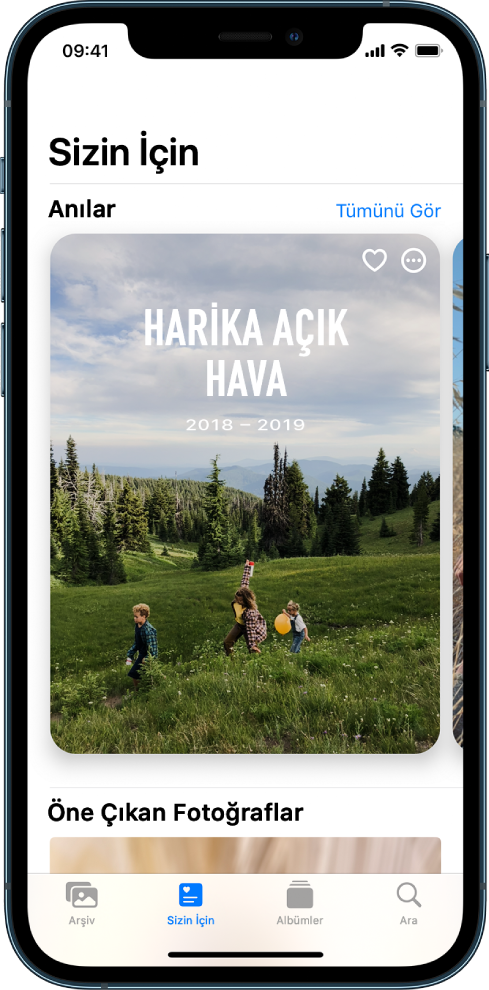 Sizin İçin ekranı bir anıyı gösteriyor. Ekranın sağ üst tarafında tüm anılarınızı gösteren bir Tümünü Gör düğmesi bulunuyor.
