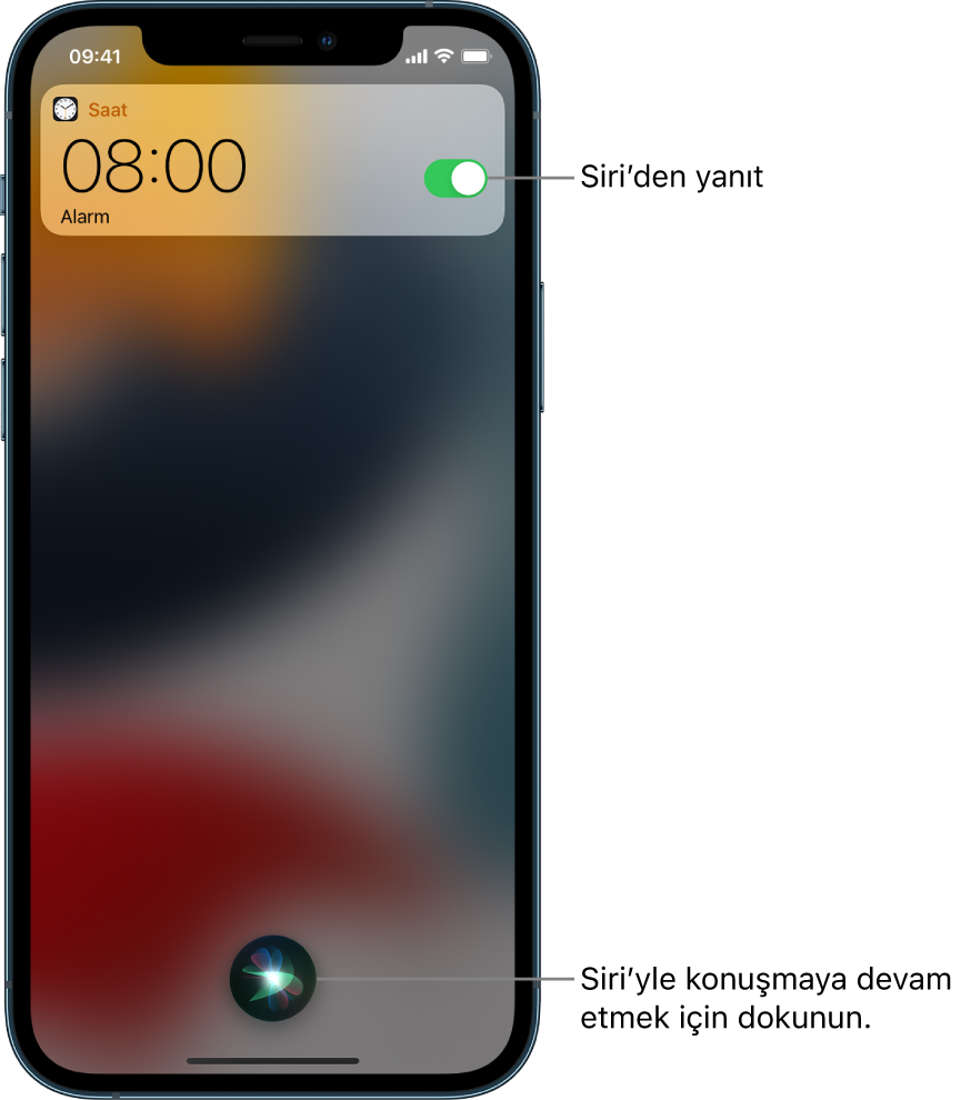 Kilitli ekranda Siri: Bir Saat uygulaması bildirimi, sabah 8 için alarm kurulduğunu gösteriyor. Ekranın alt ortasındaki düğme, Siri’yle konuşmaya devam etmek için kullanılabilir.