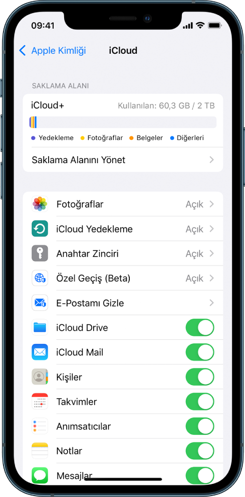 iCloud saklama alanı göstergesinin ve Mail, Kişiler ve Mesajlar da dahil olmak üzere iCloud ile kullanılabilecek uygulamaların ve özelliklerin bir listesinin gösterildiği iCloud ayarları ekranı.