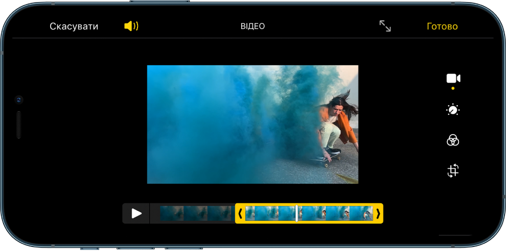 Відео на екрані редагування. Переглядач кадрів розташовано в нижній частині екрана. У верхньому лівому куті є кнопки «Скасувати» та «Звук», а у верхньому правому куті — кнопки «Розгорнути» й «Готово». Засоби редагування розташовані з правого боку екрана, згори вниз: «Відео», «Налаштувати колір», «Фільтр» і «Обрізати».