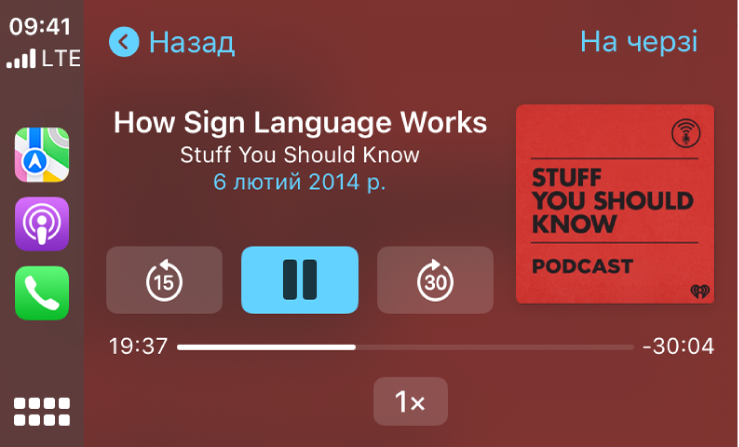 CarPlay Dashboard, що показує відтворюваний подкаст «How Sign Language Works» (Як працює мова жестів) від «Stuff You Should Know» (Речі, про які ви маєте знати).