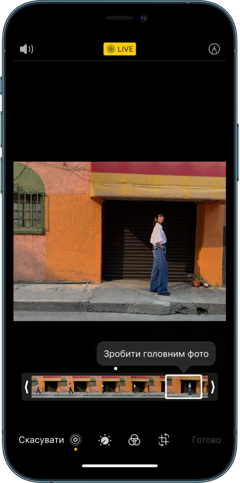 Екран Live Photo з Live Photo в центрі. Зверху посередині — кнопка Live, а зверху зліва — кнопка «Звук». Під фотографією розташований переглядач кадрів з активною кнопкою «Зробити головним фото». На кінцях переглядача кадрів розташовані дві стрілки, за допомогою яких можна обрізати Live Photo.