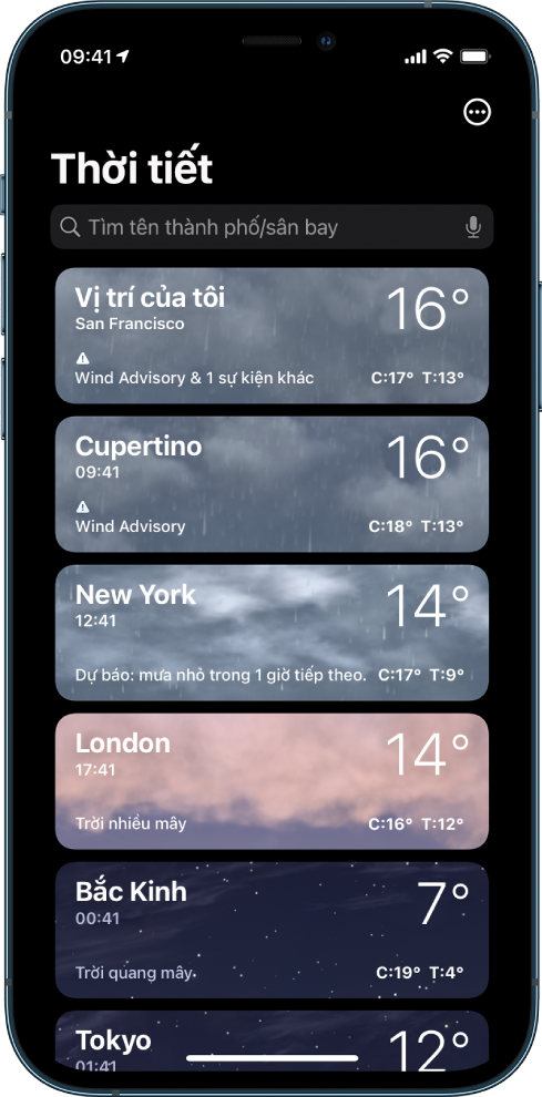 Một danh sách các thành phố đang hiển thị thời gian, nhiệt độ hiện tại, dự báo, cũng như nhiệt độ cao và thấp cho từng thành phố. Ở đầu màn hình là trường tìm kiếm và ở góc trên cùng bên trái là nút Thêm.