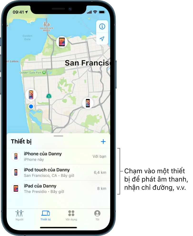 Màn hình Tìm mở đến danh sách Thiết bị. Có ba thiết bị trong danh sách Thiết bị: iPhone của Danny, iPod touch của Danny và iPad của Danny. Vị trí của chúng được hiển thị trên bản đồ San Francisco.