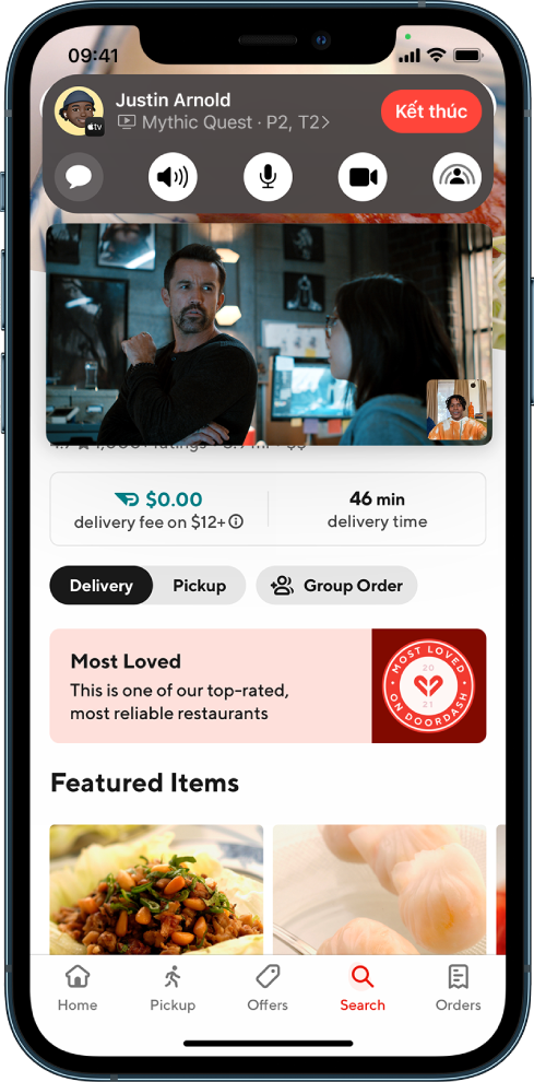 Một cuộc gọi FaceTime, đang hiển thị những người tham gia chia sẻ nội dung video và nội dung màn hình, bao gồm một trang web nhà hàng để đặt đồ ăn.