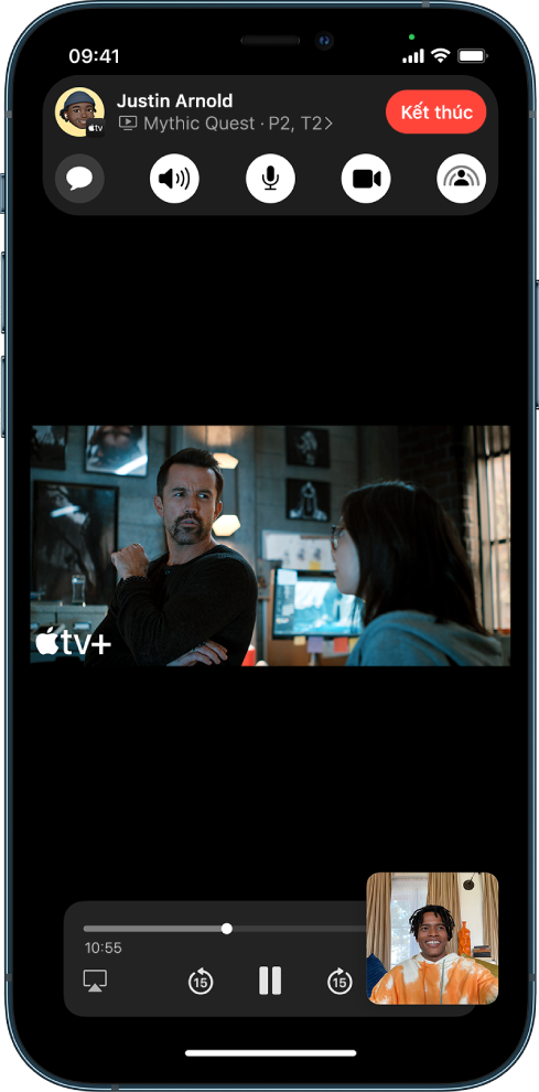 Một cuộc gọi FaceTime, đang hiển thị nội dung video Apple TV+ đang được chia sẻ trong cuộc gọi. Các điều khiển FaceTime được hiển thị ở đầu màn hình, video đang phát ở ngay bên dưới các điều khiển và các điều khiển phát lại nằm ở cuối màn hình.