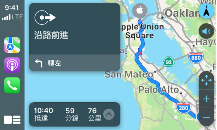 CarPlay 左側顯示「地圖」、Podcast 和「電話」的圖像，並在右側顯示駕駛路線的地圖，其中包括縮放控制項目、轉彎方向，以及預計抵達資料。