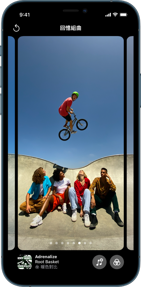 「照片」App 中的回憶組曲。回憶的照片位於螢幕中央；照片底部的圓點表示顯示的是哪個回憶組曲選項。標明第六個圓點。左下角是組成此「回憶」組曲的專輯封面、歌曲標題、歌曲名稱和濾鏡。右下角為「音樂」和「濾鏡」按鈕。左上角為「返回」按鈕。