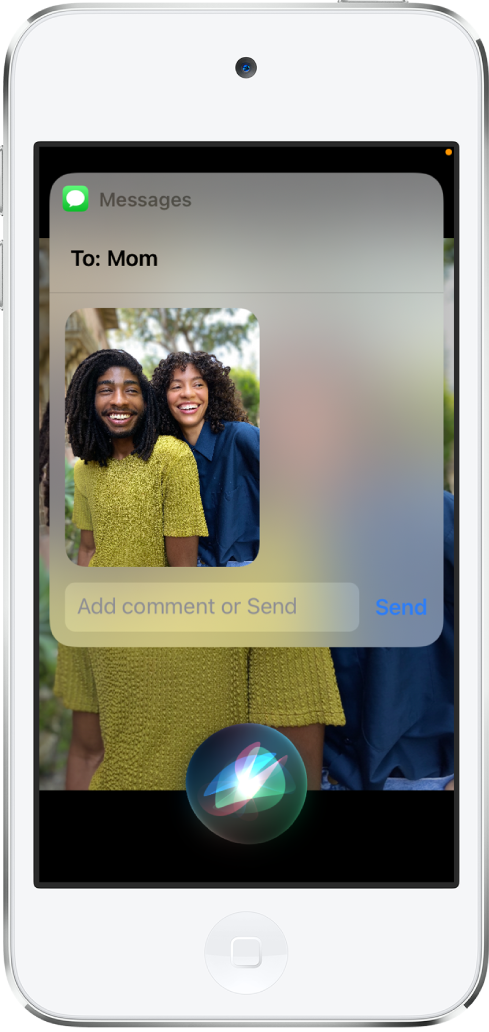 App Foto dibuka dengan foto dua orang. Di bagian atas foto terdapat pesan yang dialamatkan ke Ibu, yang disertai dengan foto yang sama. Siri berada di bagian bawah layar.