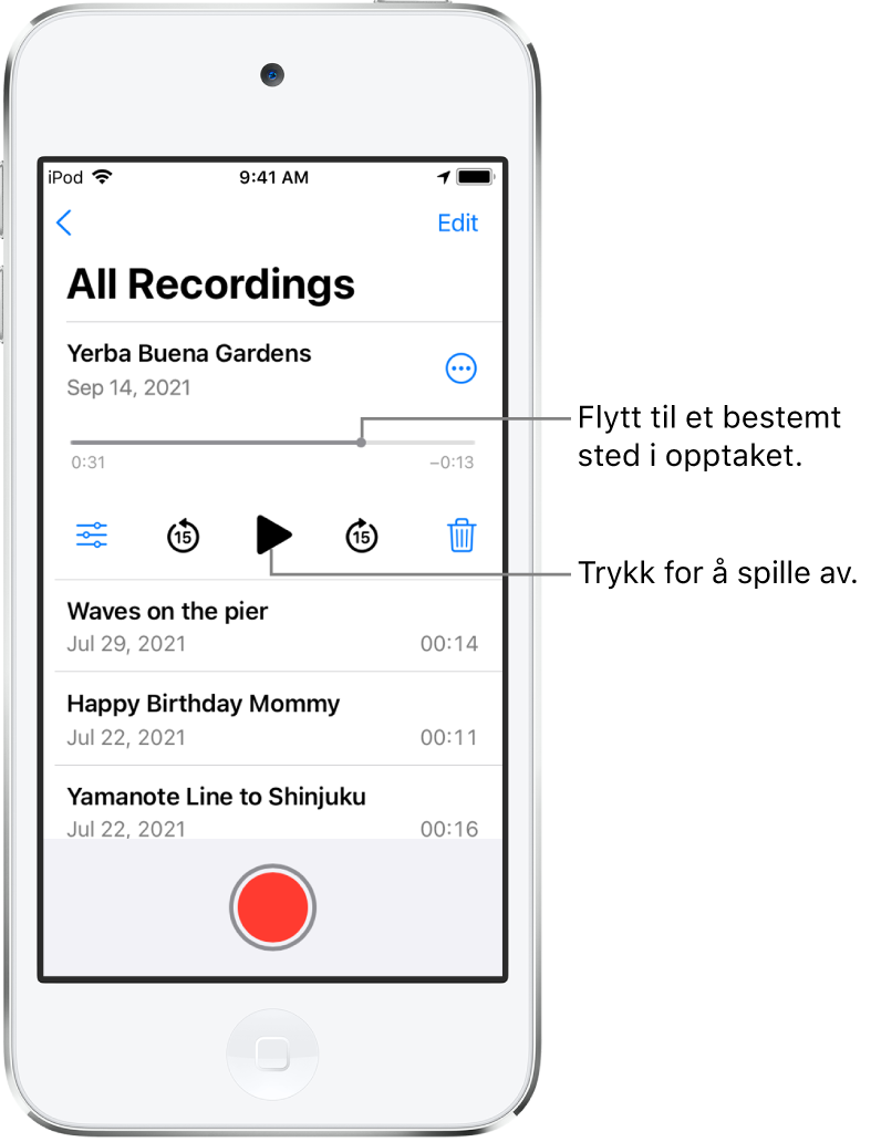 Skjermen med Taleopptak-listen, med et markert opptak øverst. Tidslinjen for opptaket har et spillehode og et start- og sluttidspunkt i hver ende. Under tidslinjen er Mer-knappen, som du kan trykke på for å redigere, duplisere eller dele et opptak, knappen for å gå tilbake 15 sekunder, Spill av-knappen, knappen for å gå fram 15 sekunder og Slett-knappen. Under disse kontrollene er det en liste med opptak som kan åpnes med et trykk.