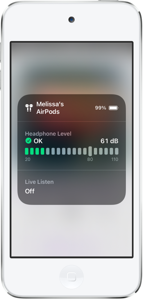 Ekran z wyświetlaną kartą nałożoną. Karta zawiera wykres przedstawiający poziom głośności słuchawek AirPods. Wykres informuje, że głośność słuchawek wynosi 61 decybeli. Widoczna jest etykieta OK. Pod wykresem wyświetlana jest etykieta z informacją, że funkcja Live Listen jest wyłączona.