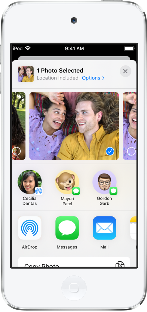 หน้าจอการแชร์ที่มีรูปภาพอยู่ด้านบนสุด โดยมีรูปภาพหนึ่งรูปถูกเลือกอยู่ ซึ่งระบุด้วยเครื่องหมายถูกสีขาวในวงกลมสีน้ำเงิน แถวด้านล่างรูปภาพแสดงเพื่อนที่คุณสามารถแชร์ด้วยได้โดยใช้ AirDrop ถัดลงมาเป็นตัวเลือกการแชร์อื่นๆ โดยเรียงจากซ้ายไปขวา ได้แก่ ข้อความ เมล การแชร์อัลบั้ม และเพิ่มไปยังโน้ต แถวด้านล่างสุดจะมีปุ่มคัดลอก, คัดลอกลิงก์ iCloud, สไลด์โชว์ และ AirPlay