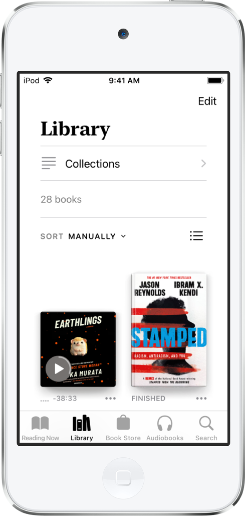 「書籍」App 中的「書庫」畫面。螢幕最上方是「藏書」按鈕和排序選項。排序選項已選取「手動」。螢幕中央是書庫中的書籍封面。螢幕底部由左至右為：「閱讀中」、「書庫」、「書店」、「有聲書」和「搜尋」標籤頁。