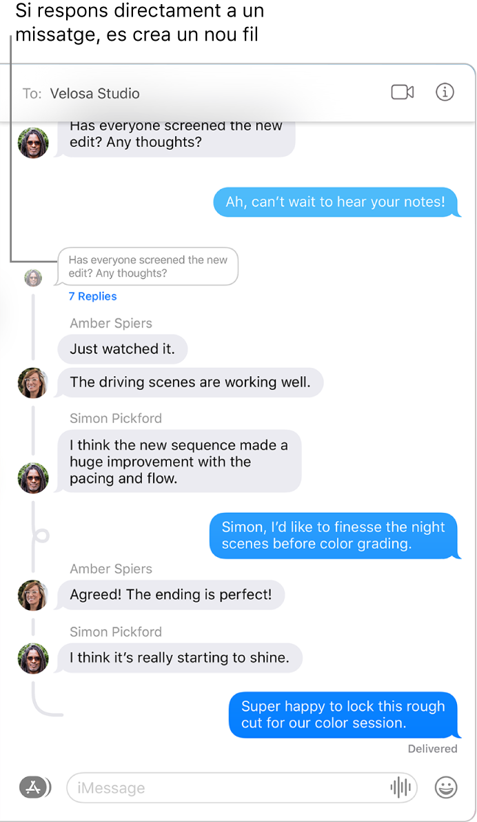 La finestra de l’app Missatges que mostra una conversa amb diverses respostes enllaçades dins d’un mateix missatge.