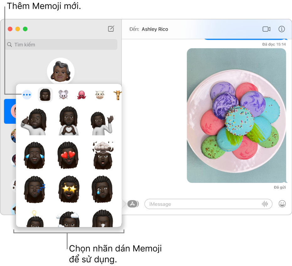 Cửa sổ Tin nhắn với một vài cuộc hội thoại được liệt kê trong thanh bên ở bên trái và một bản chép lại đang hiển thị ở bên phải. Khi chọn Nhãn dán Memoji từ nút Ứng dụng, bạn có thể chọn nhãn dán Memoji để sử dụng hoặc tạo Memoji mới.
