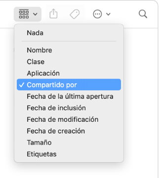 El icono Grupos de la barra de herramientas de la ventana del Finder con el menú abierto y la opción “Compartido por” seleccionada.